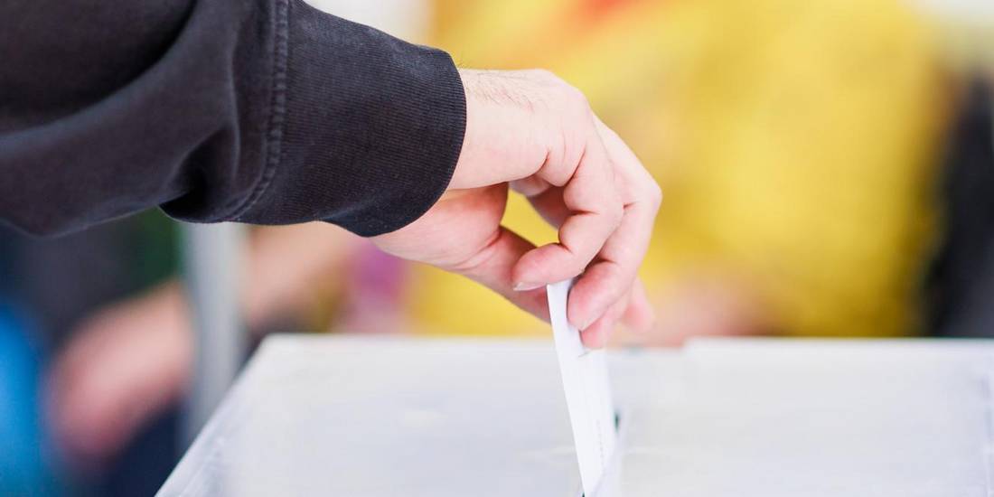 Stimmabgabe an der Wahlurne © Adobe Stock | Sanglao_Photography